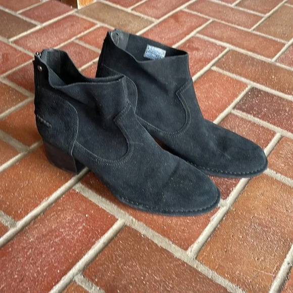 Black Ugg Bandara Suede Ankle Boot 10 - Picture 1 of 7